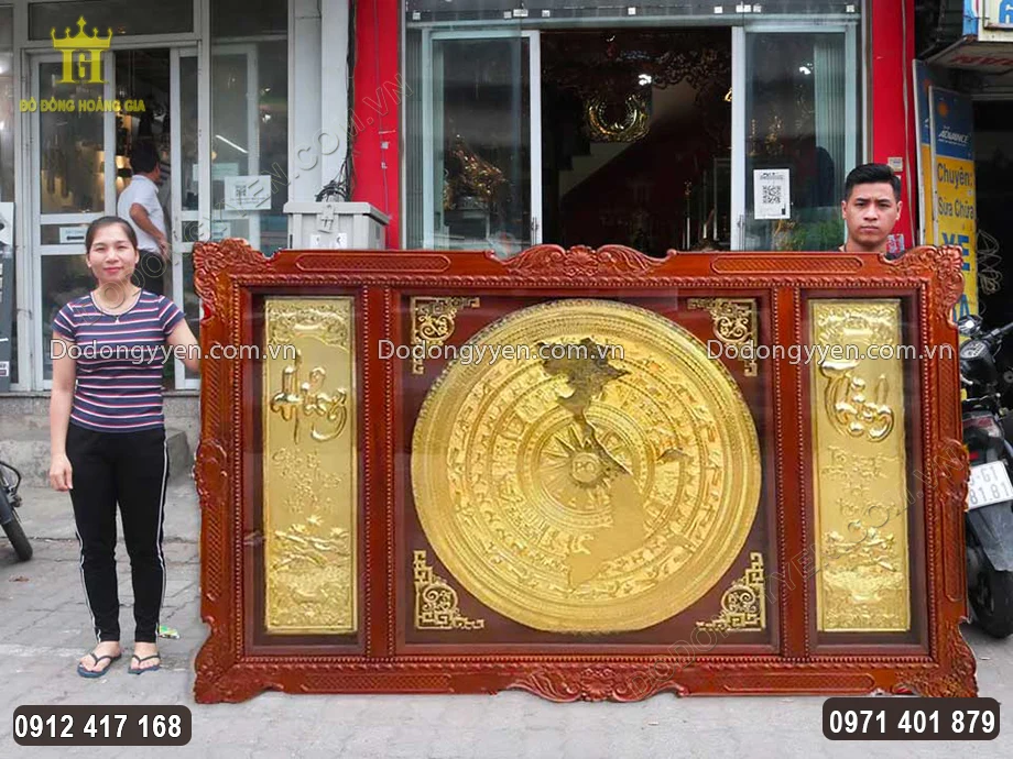 Khung tranh gỗ hương chạm hoa văn sắc n&eacute;t